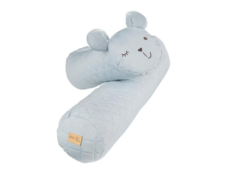 Oreiller de bébé matelassé bleu clair avec un visage et des oreilles d'animal mignon, avec une étiquette 'roba'.