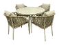 Ensemble de mobilier de jardin avec quatre chaises et une table ronde beige.