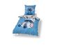 Parure de lit bleue avec personnage Stitch, une taie d'oreiller montre Stitch assis, l'autre Stitch en robe tenant une tasse.