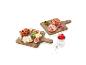 Plateau de fromages, charcuterie et fruits sur planches en bois.