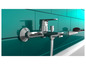 Un robinet de salle de bain chromé sur un mur de carreaux turquoise.