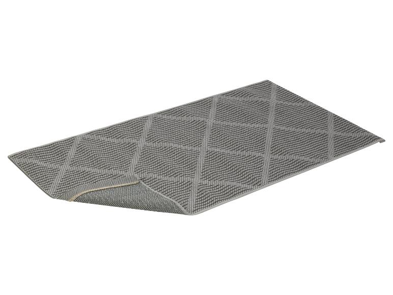 Un tapis gris avec un motif en losange.