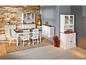 Table à manger blanche avec chaises, buffet et vitrine.