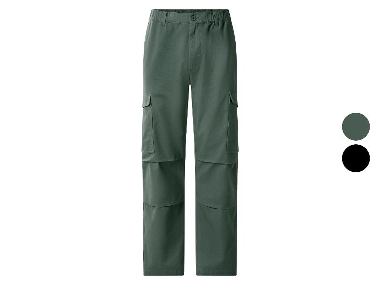 Pantalon cargo vert pour homme avec poches et option noire.