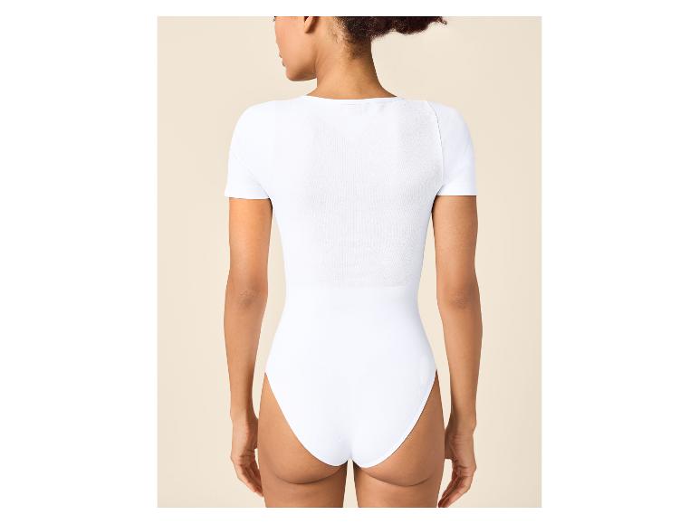 Femme en body blanc à manches courtes, vue de dos
