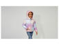 Une fille porte une veste d'hiver arc-en-ciel rose.