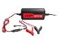 Un chargeur de batterie Ultimate Speed noir avec des pinces rouges.