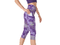 Femme en legging de fitness violet à motifs, plaçant une carte dans la poche latérale.