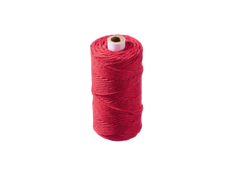 Une bobine de ficelle rouge sur fond blanc.