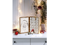 Calendrier de l'avent en bois avec lumières de Noël et décorations festives.