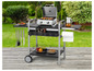 Un barbecue à gaz avec un chariot et des accessoires.