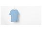 Un t-shirt bleu clair avec un petit bateau brodé.
