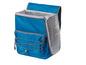 Un sac à dos bleu isolé avec une doublure argentée.