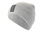 Une beanie en tricot grise avec un logo rose.