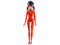 Une poupée Ladybug avec des points noirs sur une tenue rouge.