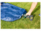 Un matelas pneumatique bleu est gonflé avec une pompe à air sans fil Parkside.