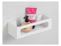 Une étagère murale blanche avec une bouteille de savon pour les mains et une bouteille de lotion pour le corps.