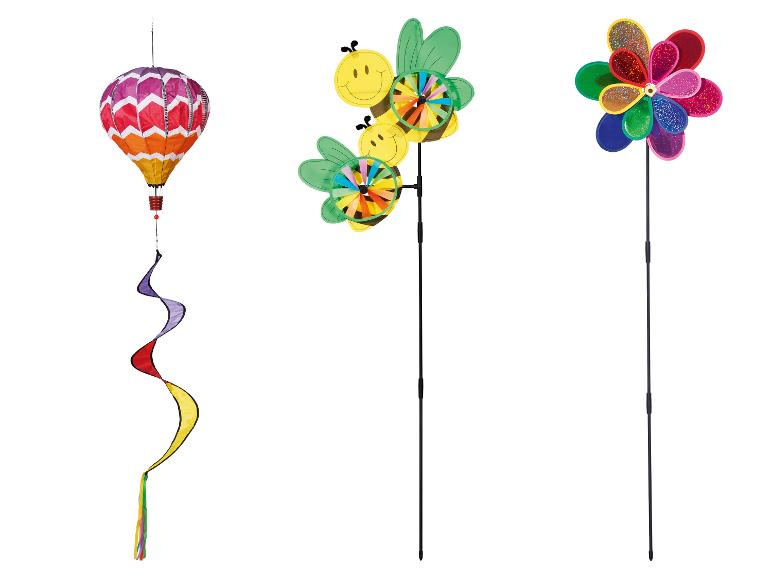 Décorations de jardin: montgolfière, abeilles et moulin à vent en forme de fleur.