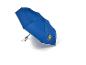Parapluie bleu avec motifs colorés et un logo.