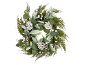 Couronne de Noël avec pommes de pin enneigées, baies blanches et feuillage vert.