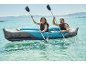 Deux personnes souriantes en gilets de sauvetage pagayant dans un kayak gonflable bleu sur l'eau.