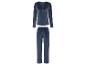 Un pyjama en velours bleu avec des manches longues et un pantalon.