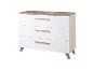 Commode blanche à trois tiroirs avec poignées en bois et pieds coniques.