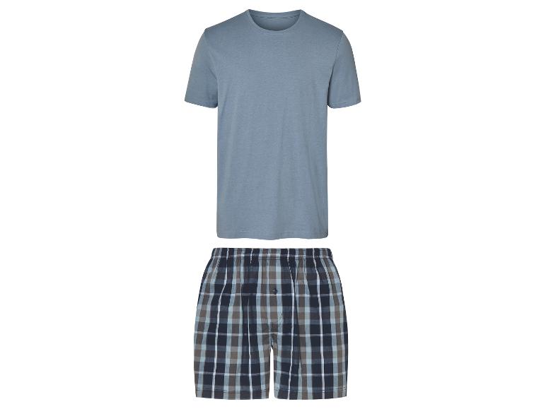 Pyjama : t-shirt bleu et short à carreaux.