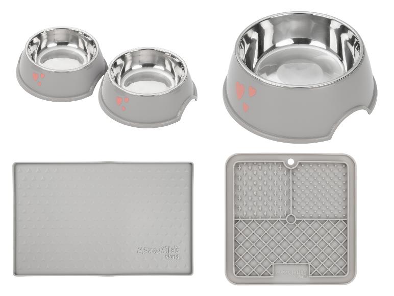 Gamelles grises en acier inoxydable pour animaux de compagnie et tapis en silicone avec cœurs.