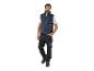 Un homme portant une veste Parkside et un pantalon de travail noir.
