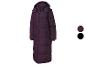 Un long manteau rembourré à capuche de couleur violette de la marque 