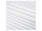 Matelas blanc avec matelassage en losanges.