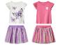 Deux t-shirts pour filles avec imprimés papillons et fleurs, et deux jupes en tulle violettes et arc-en-ciel.