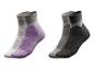 Deux paires de chaussettes avec un design gris, violet et noir.