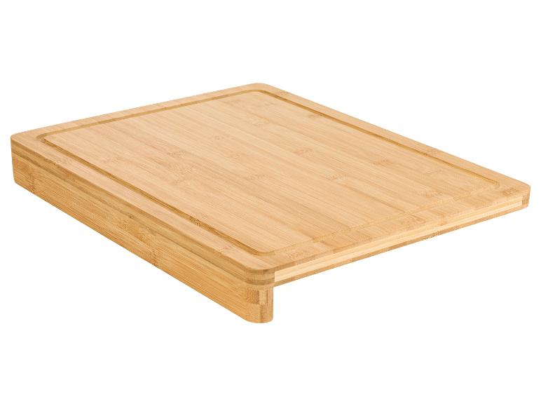 Une planche à découper en bambou.