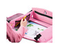Un organisateur de voyage rose à thème licorne, avec une poche en filet pour les stylos et une surface pour le papier.