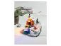 Une décoration de Noël avec une maison, un sapin et une figurine de skieur.