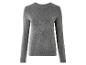 Un pull gris à manches longues.
