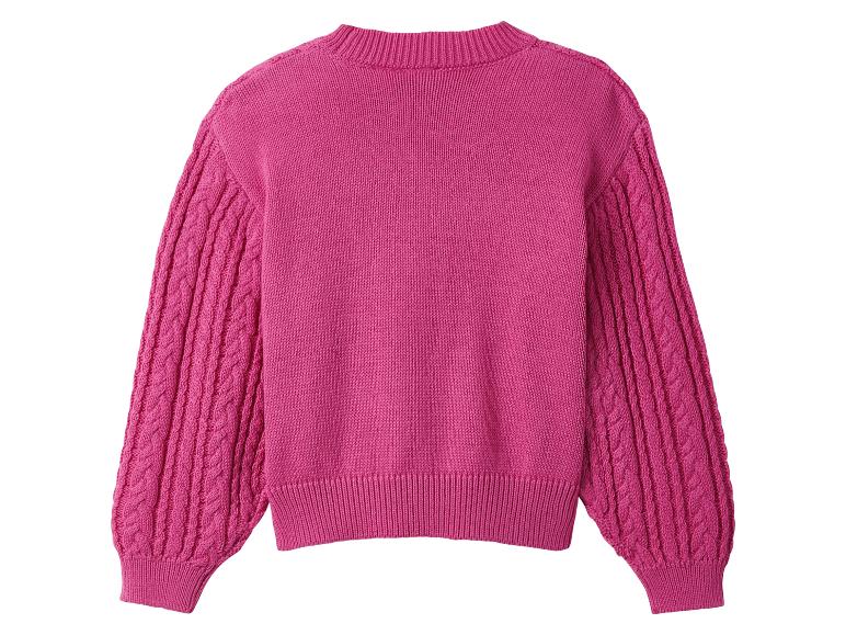Pull rose en tricot avec des manches torsadées.