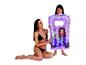 Une bouée gonflable Gabby's Dollhouse et une femme en maillot de bain.