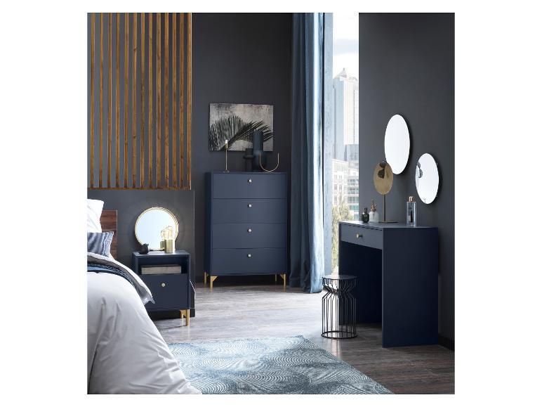 Chambre à coucher bleu foncé avec lit, commode, coiffeuse et miroirs de style moderne.