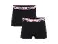 Deux boxers Reebok noirs avec une ceinture blanche et rouge.