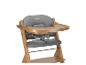 Chaise haute en bois avec rembourrage gris et plateau.
