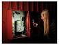 Femme éclaire un compteur électrique dans une armoire rouge avec une lampe de travail LIVARNO®.