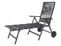 Chaise longue noire pliante avec accoudoirs et roulettes.