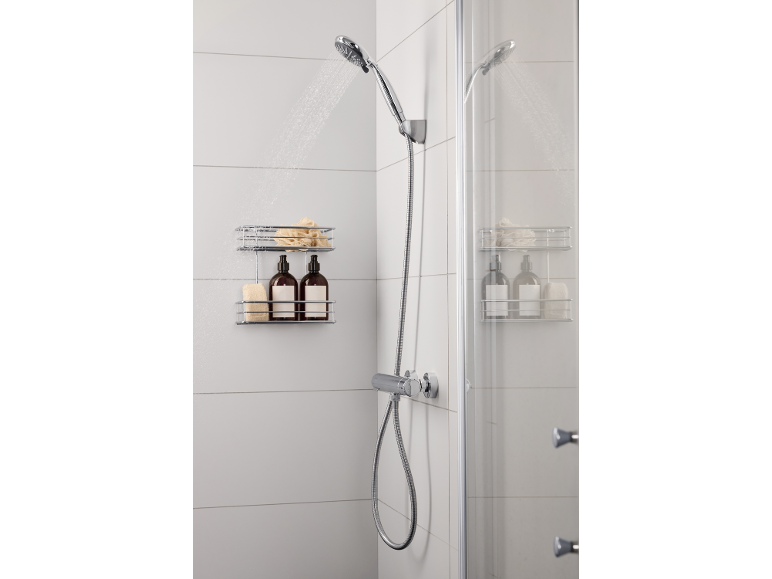 Douche moderne avec eau courante, une étagère de douche avec deux bouteilles et éponges.