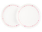 Deux assiettes blanches avec l'inscription 'Emily in Paris' et des coeurs.
