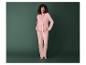 Une femme portant un pyjama rose.