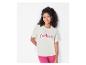 Une femme portant un t-shirt blanc avec l'inscription 'j'adore'.