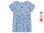 Une robe de bébé à manches courtes, bleu clair avec un imprimé de fleurs bleues.